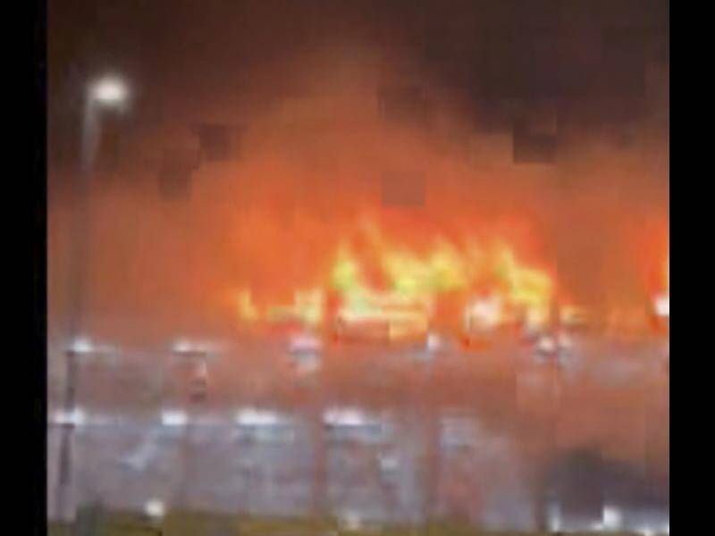 Gambar diambil dari video kebakaran tempat parkir mobil di Bandara Luton, Inggris. (FOTO AP)